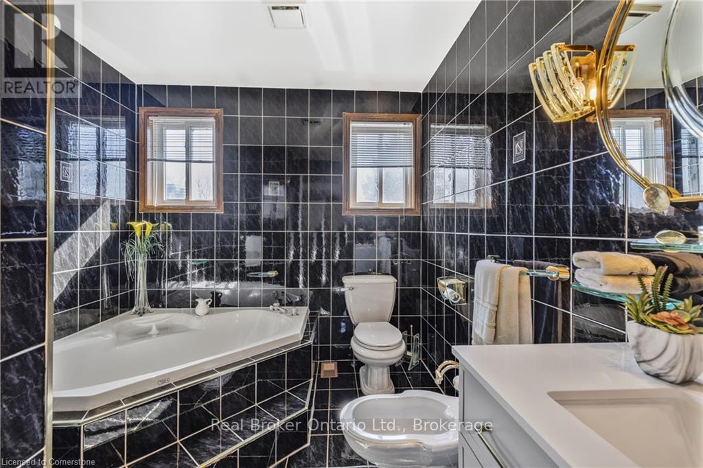 Photo 28 of 266 Sumach Drive, Burlington ON