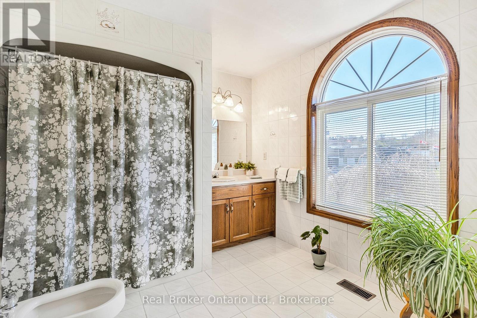 Photo 33 of 266 Sumach Drive, Burlington ON