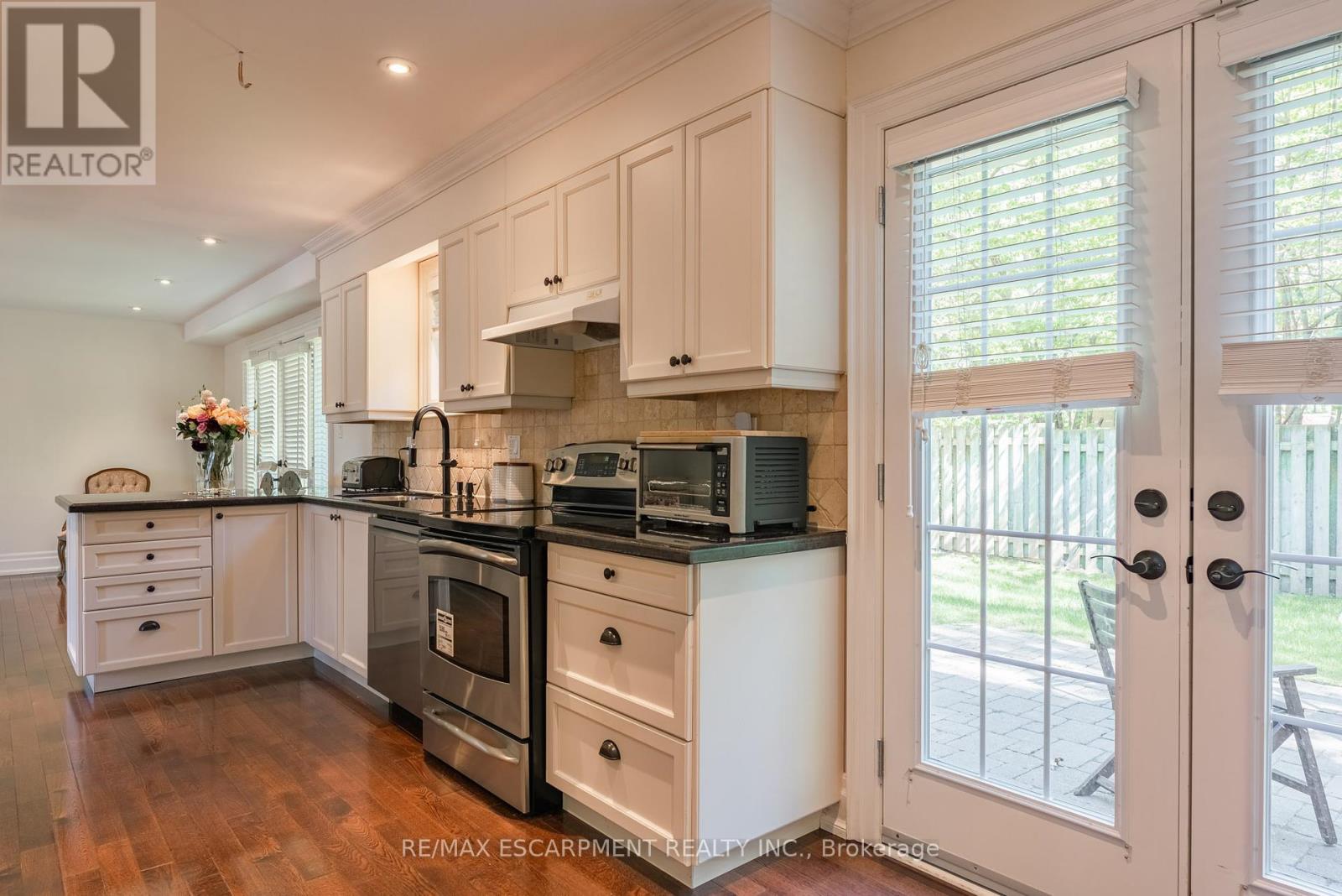 Photo 10 of 1034 Lakeshore Road W, Mississauga ON