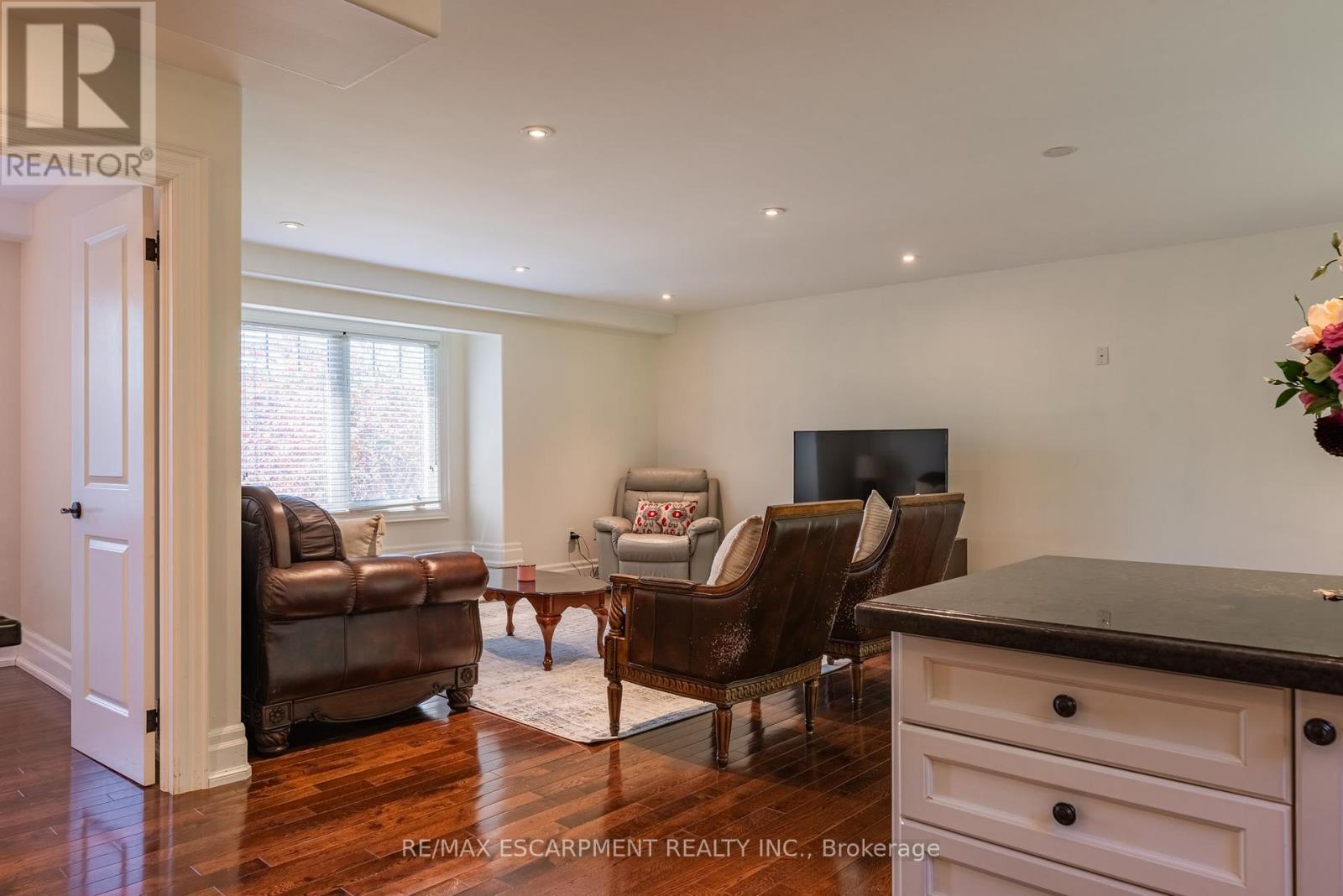 Photo 13 of 1034 Lakeshore Road W, Mississauga ON