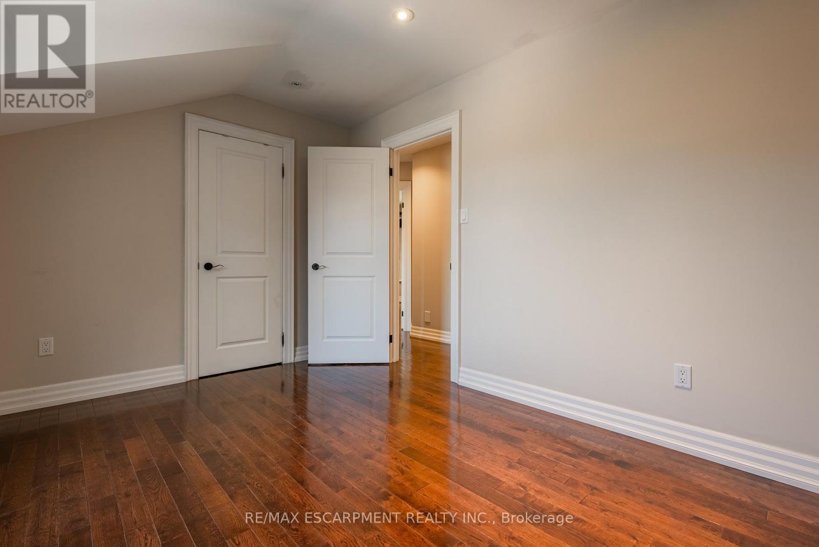 Photo 18 of 1034 Lakeshore Road W, Mississauga ON