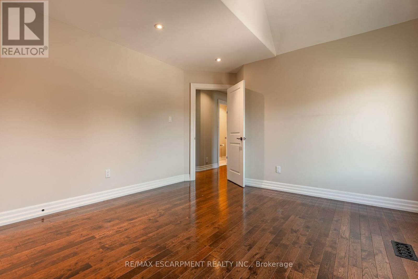 Photo 20 of 1034 Lakeshore Road W, Mississauga ON