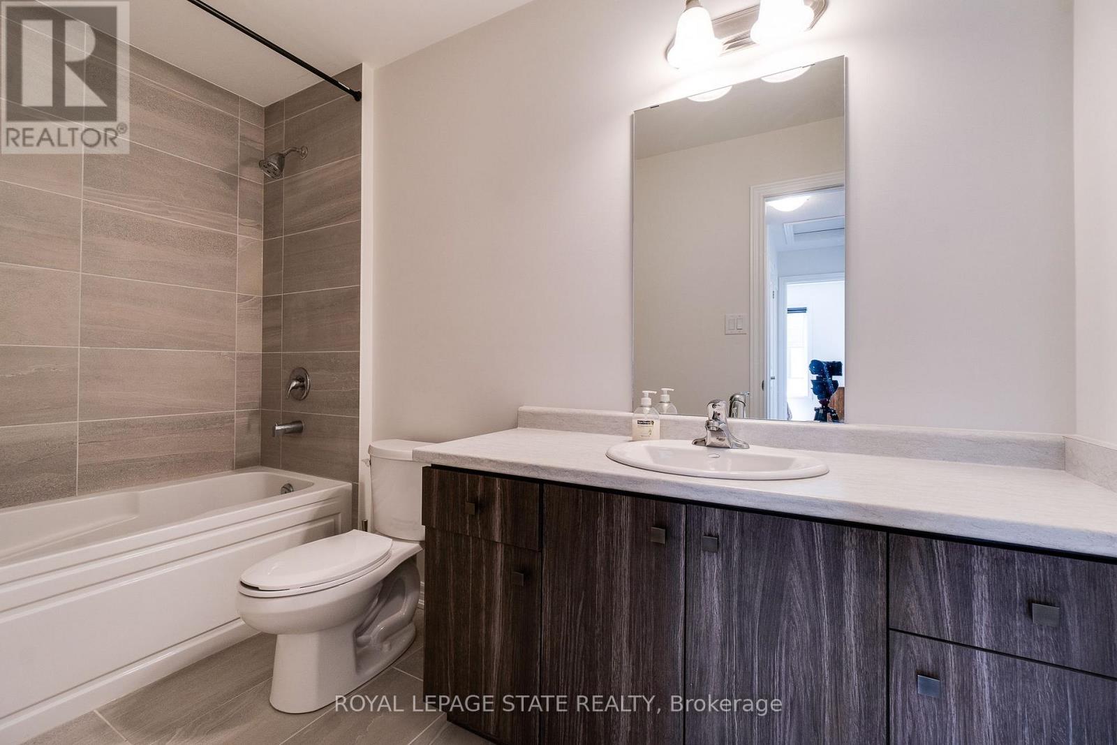 Photo 33 of 68 Dryden Lane, Hamilton ON