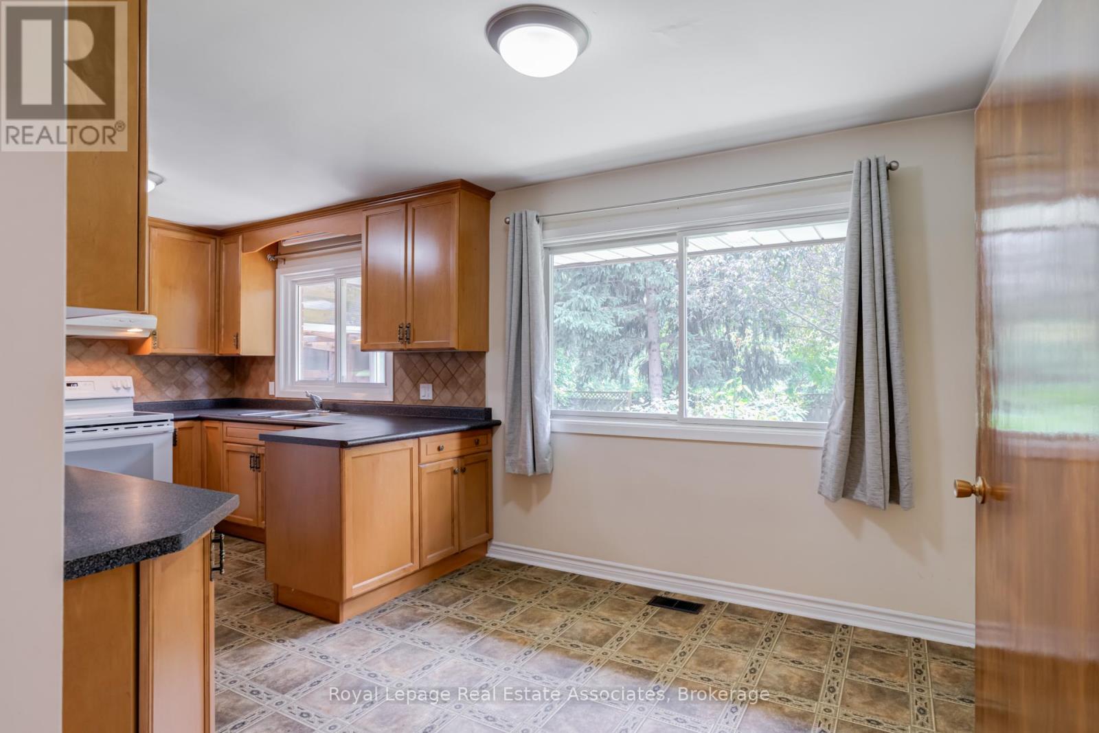 Photo 24 of 36 Trelawne Drive, St Catharines ON
