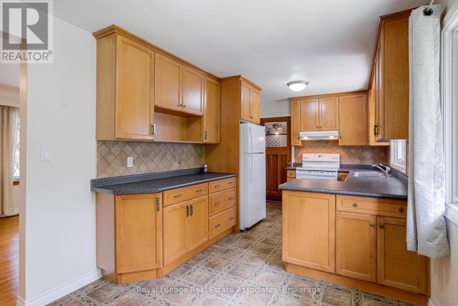 Photo 4 of 36 Trelawne Drive, St Catharines ON