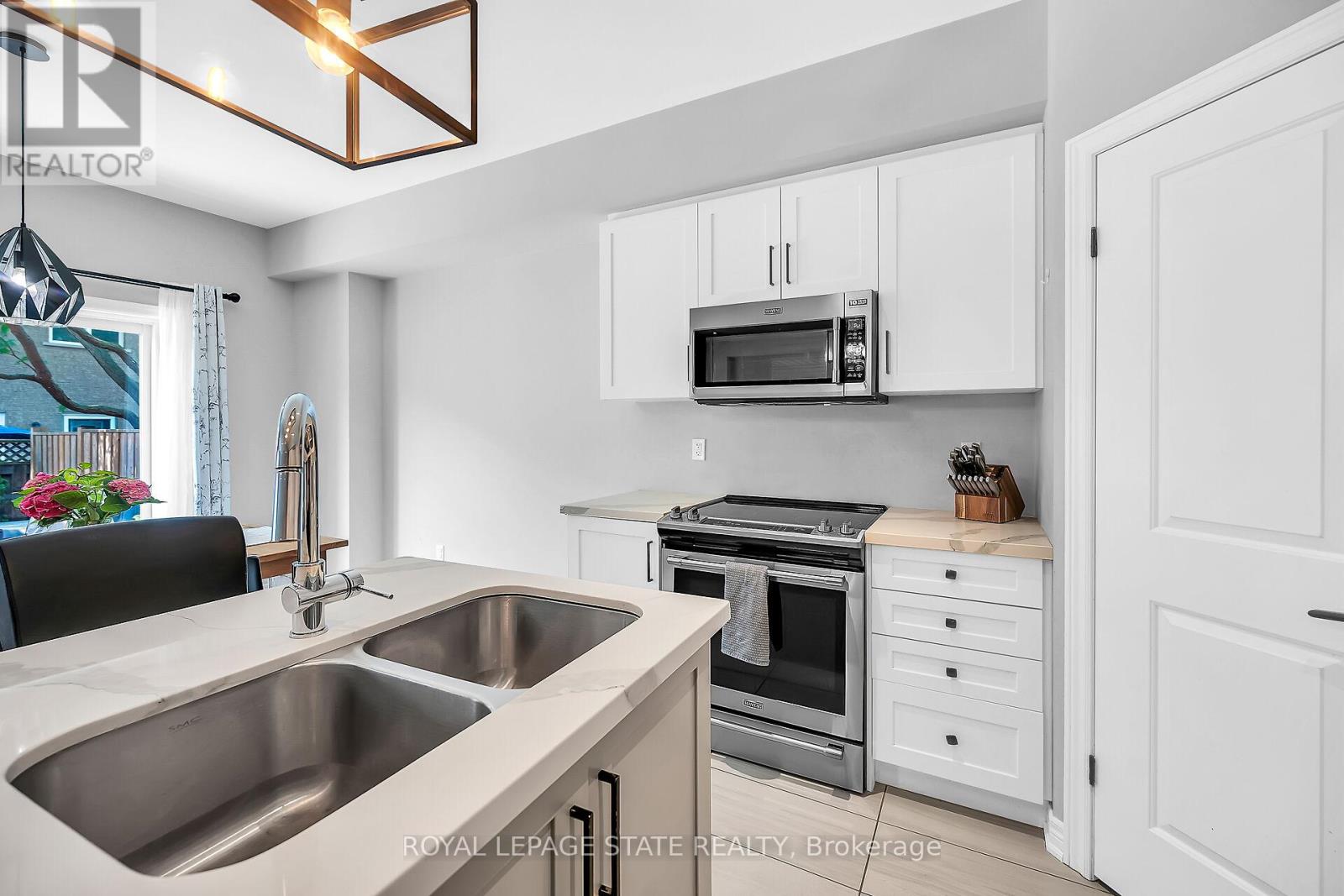 Photo 10 of 4 120 Vineberg Drive, Hamilton ON