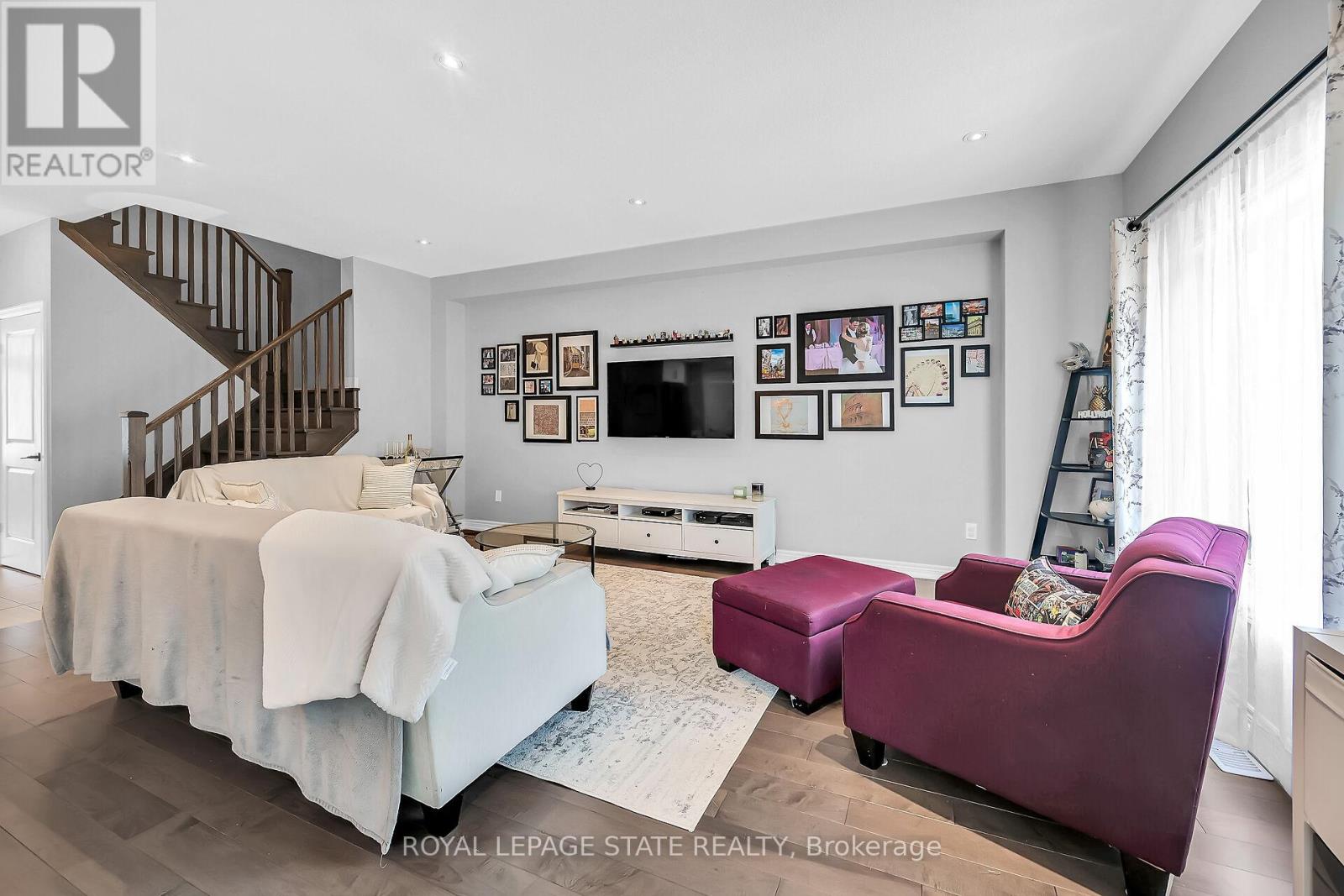 Photo 2 of 4 120 Vineberg Drive, Hamilton ON