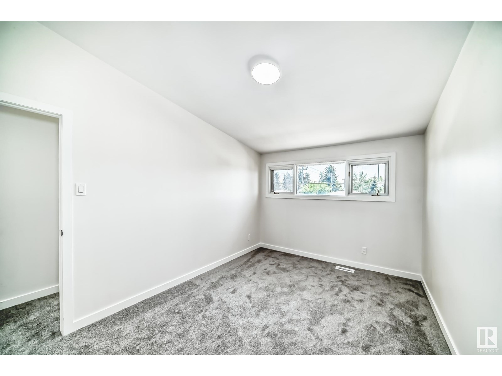 Photo 20 of 10820 132 Av Nw, Edmonton AB