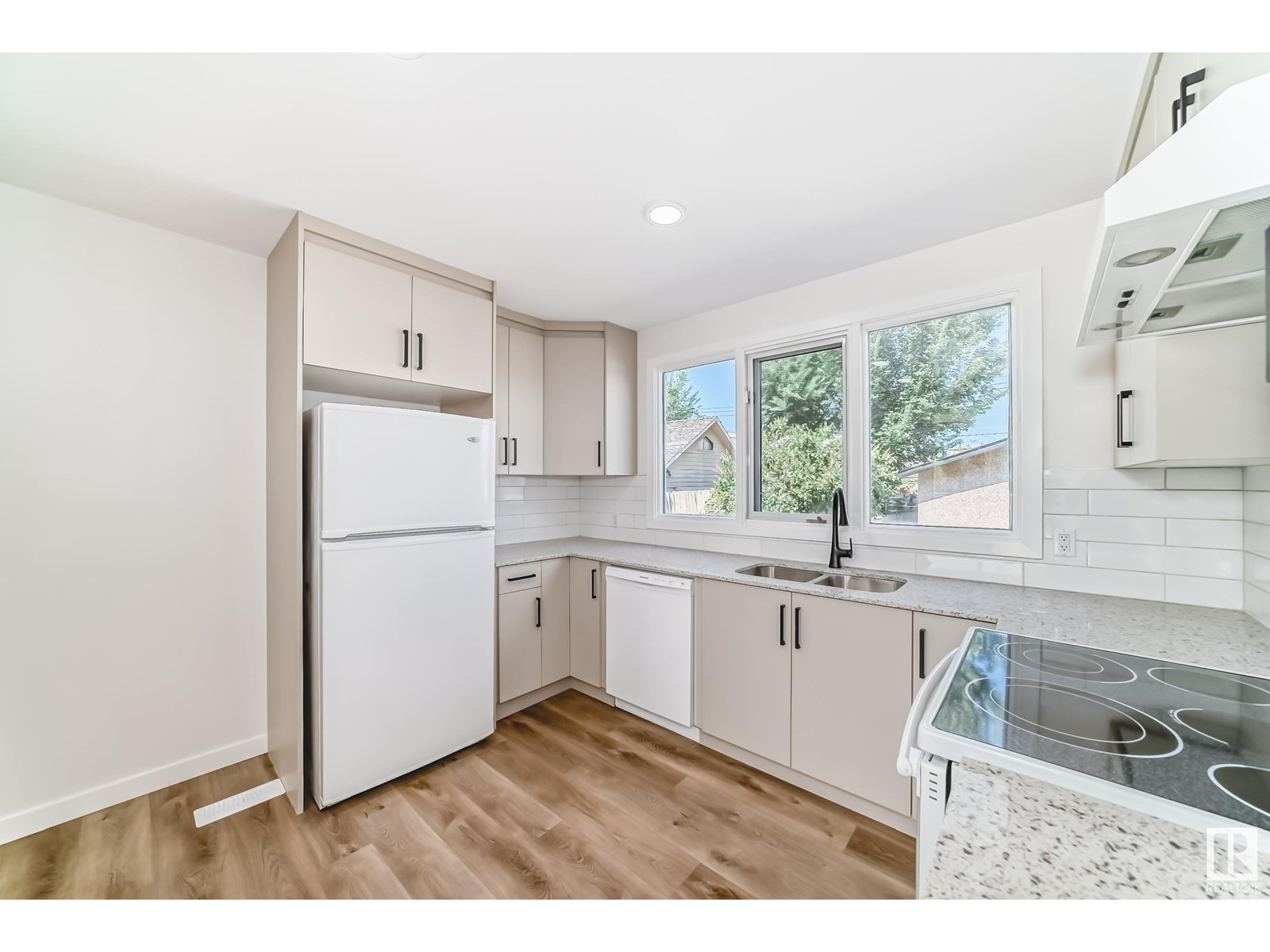 Photo 8 of 10820 132 Av Nw, Edmonton AB