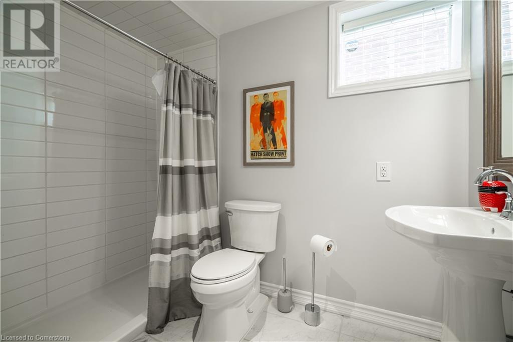Photo 16 of 80 Montreal Circle, Stoney Creek ON