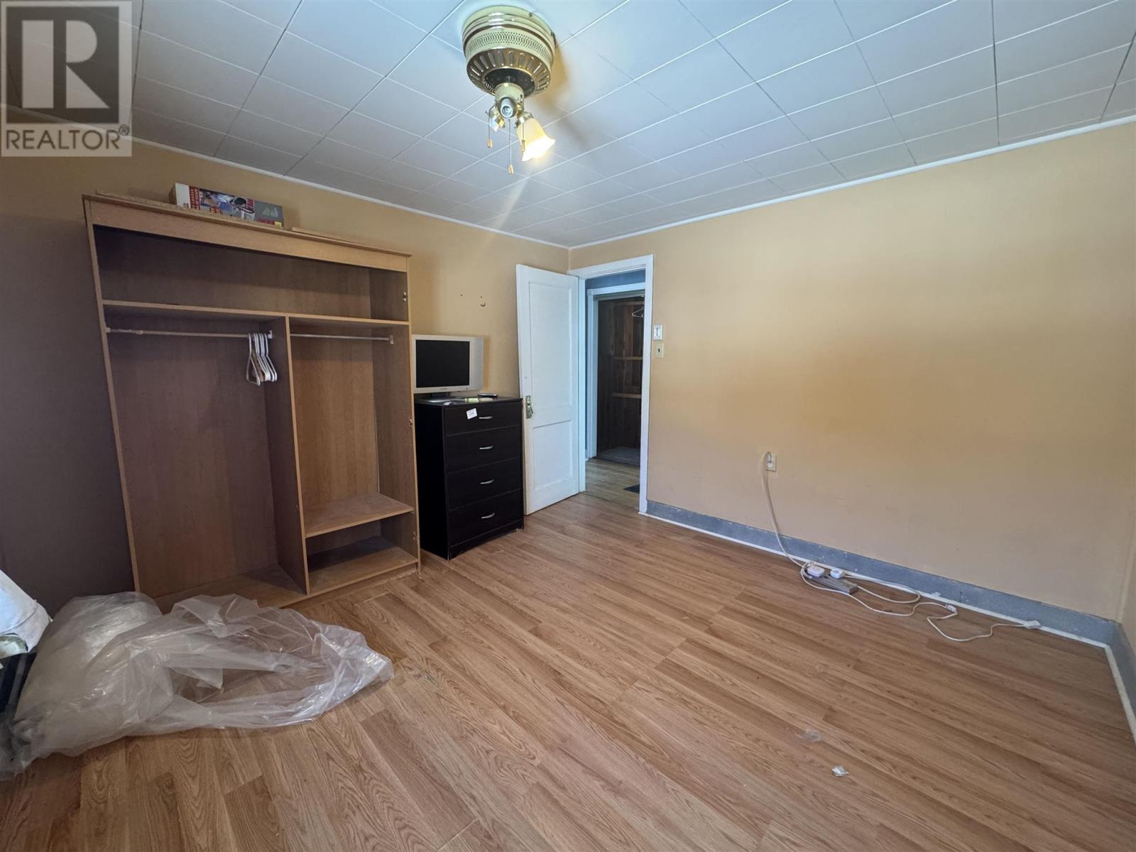 Photo 4 of 23 Ross Ave, Marathon ON