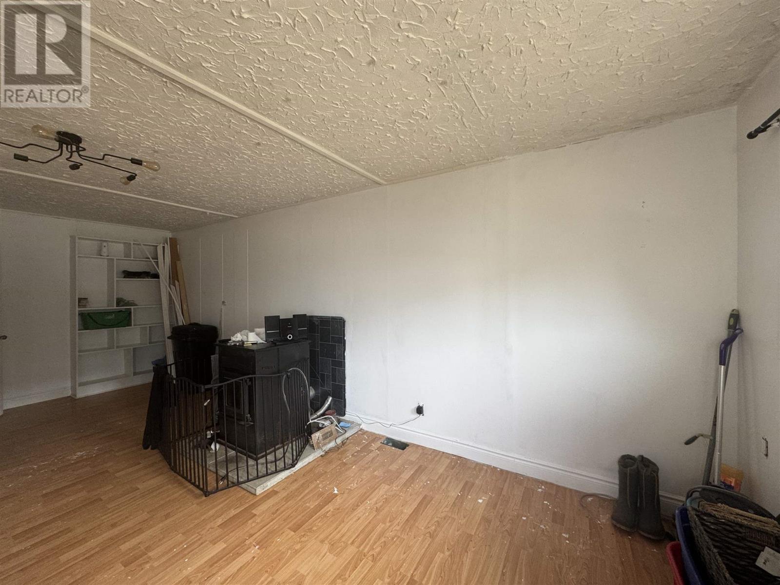 Photo 2 of 23 Ross Ave, Marathon ON