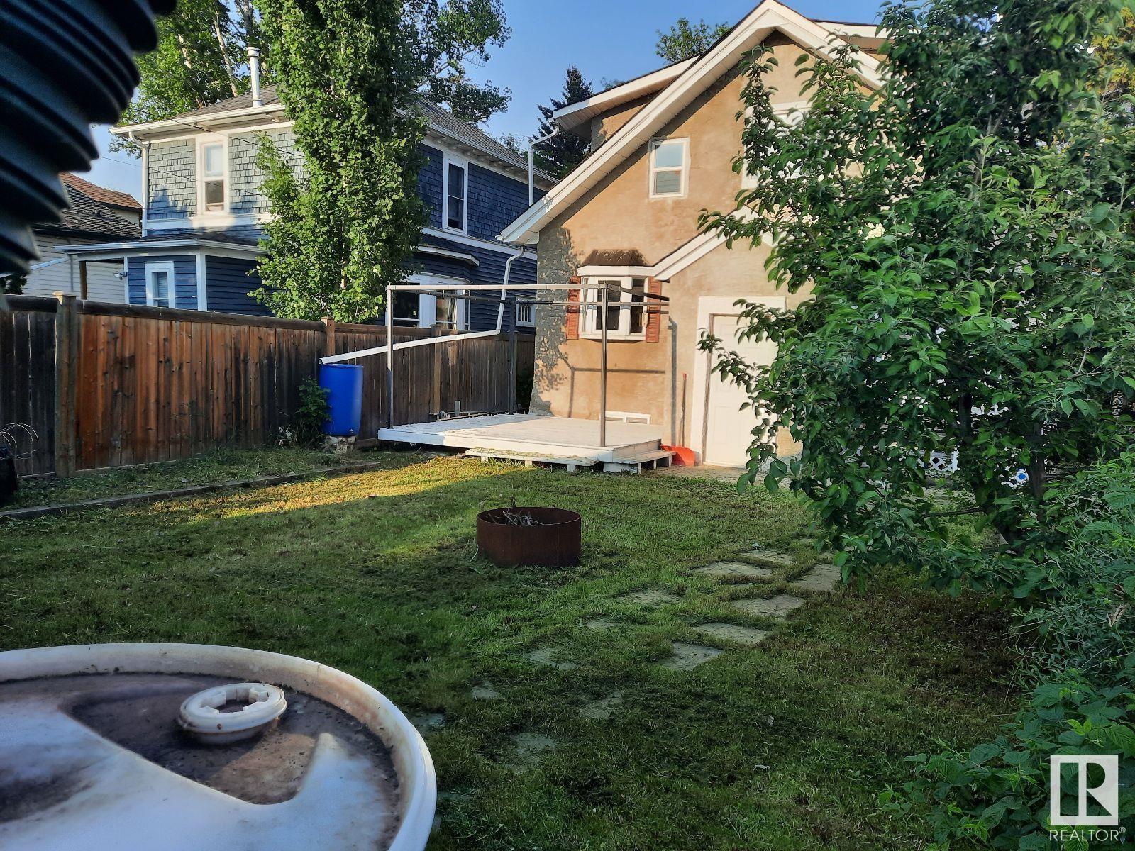 11242 95A ST NW - 3