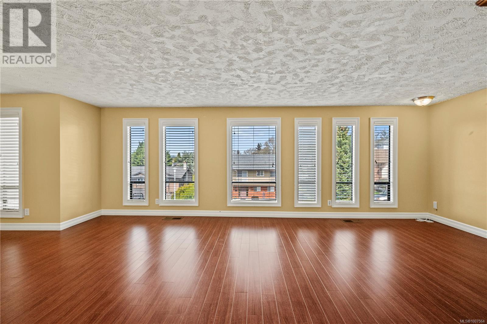 Photo 4 of 805 Kimberly Pl, Saanich BC
