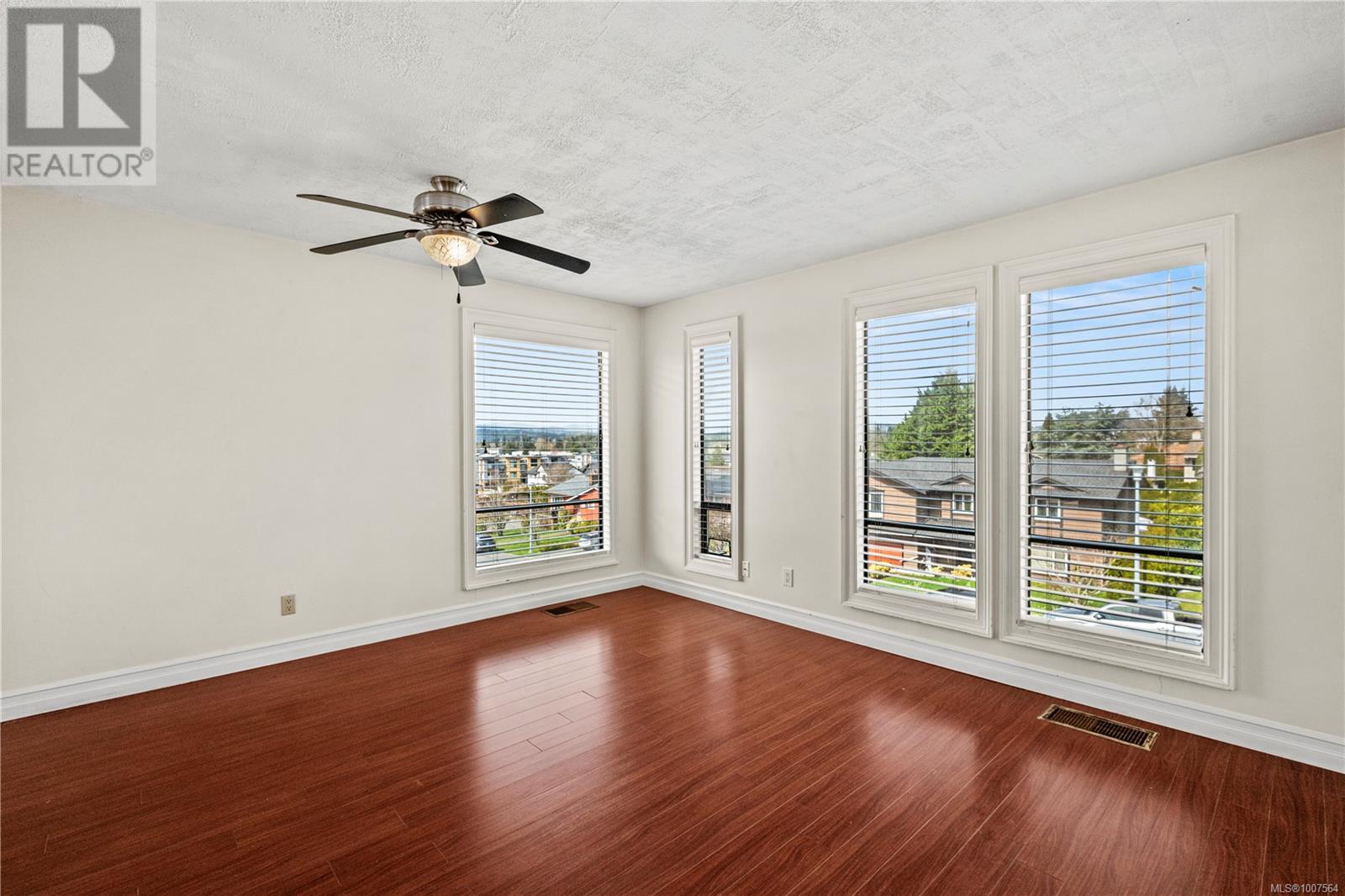 Photo 9 of 805 Kimberly Pl, Saanich BC