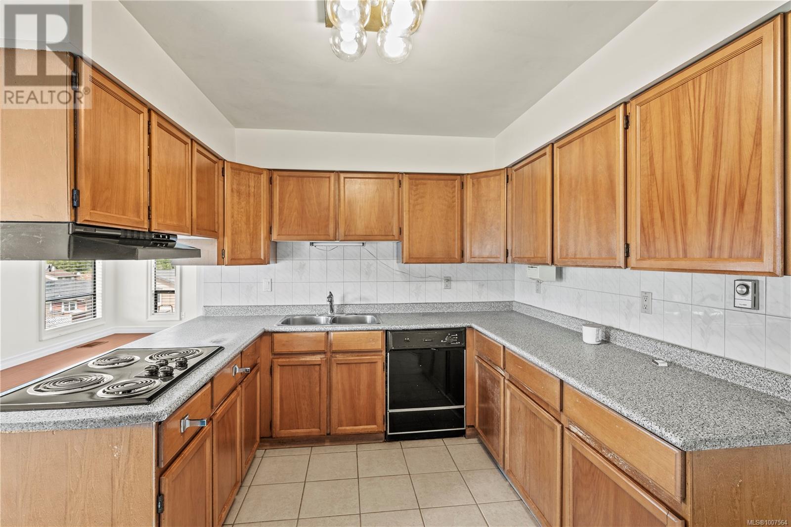 Photo 11 of 805 Kimberly Pl, Saanich BC