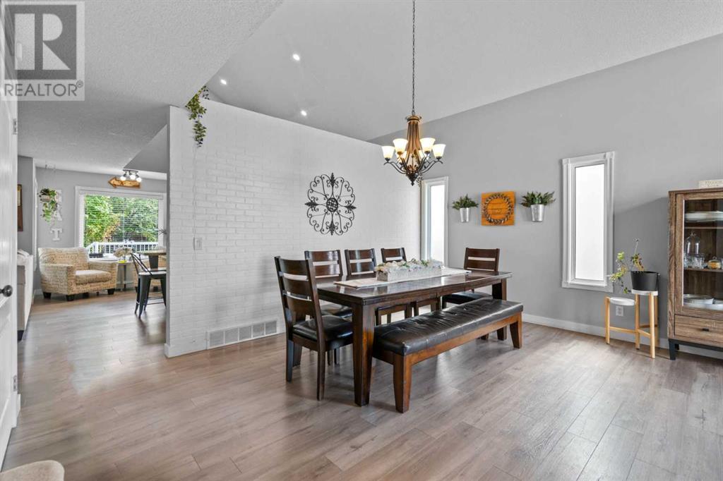 Single Family House for Sale in  Douglas Ridge Close SE Douglasdale/Glen Calgary 