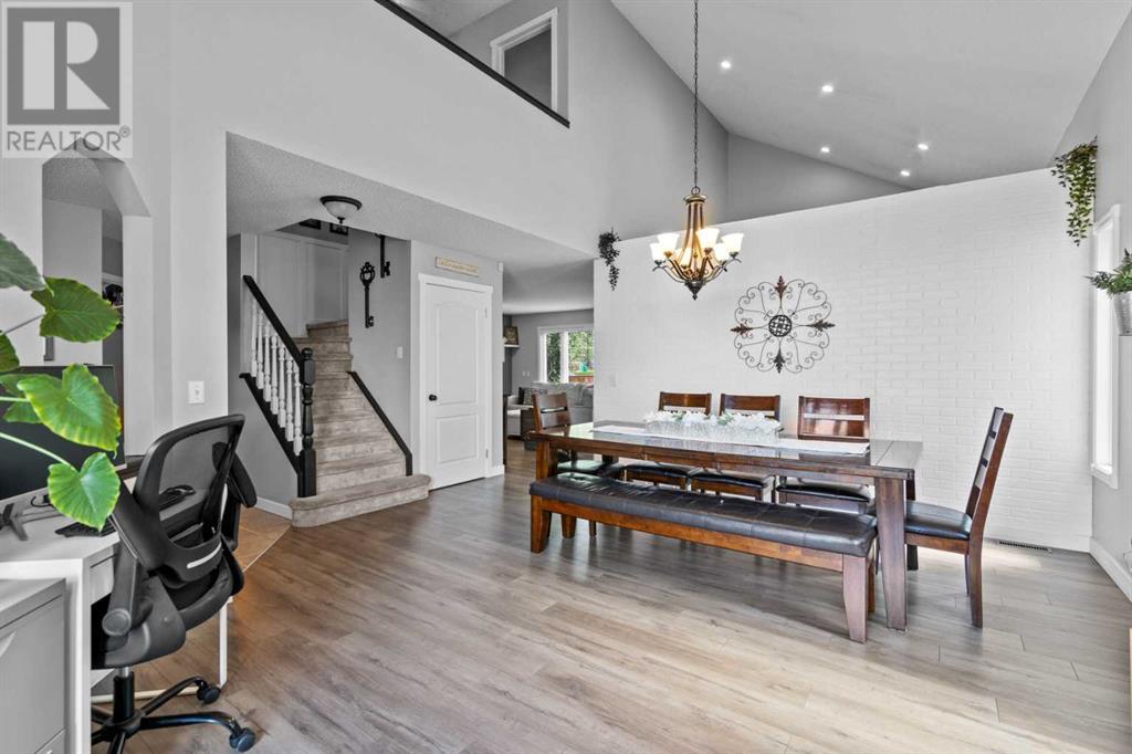 Single Family House for Sale in  Douglas Ridge Close SE Douglasdale/Glen Calgary 