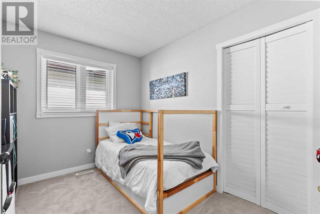 Single Family House for Sale in  Douglas Ridge Close SE Douglasdale/Glen Calgary 