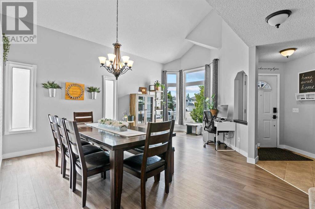 Single Family House for Sale in  Douglas Ridge Close SE Douglasdale/Glen Calgary 