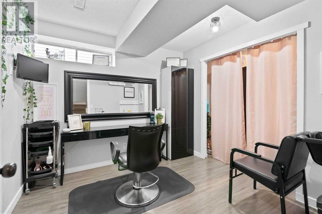 Single Family House for Sale in  Douglas Ridge Close SE Douglasdale/Glen Calgary 