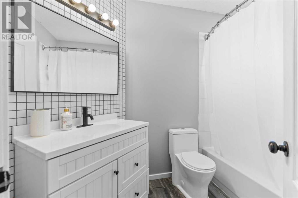 Single Family House for Sale in  Douglas Ridge Close SE Douglasdale/Glen Calgary 
