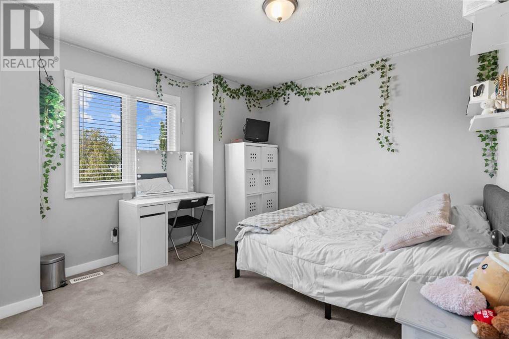 Single Family House for Sale in  Douglas Ridge Close SE Douglasdale/Glen Calgary 