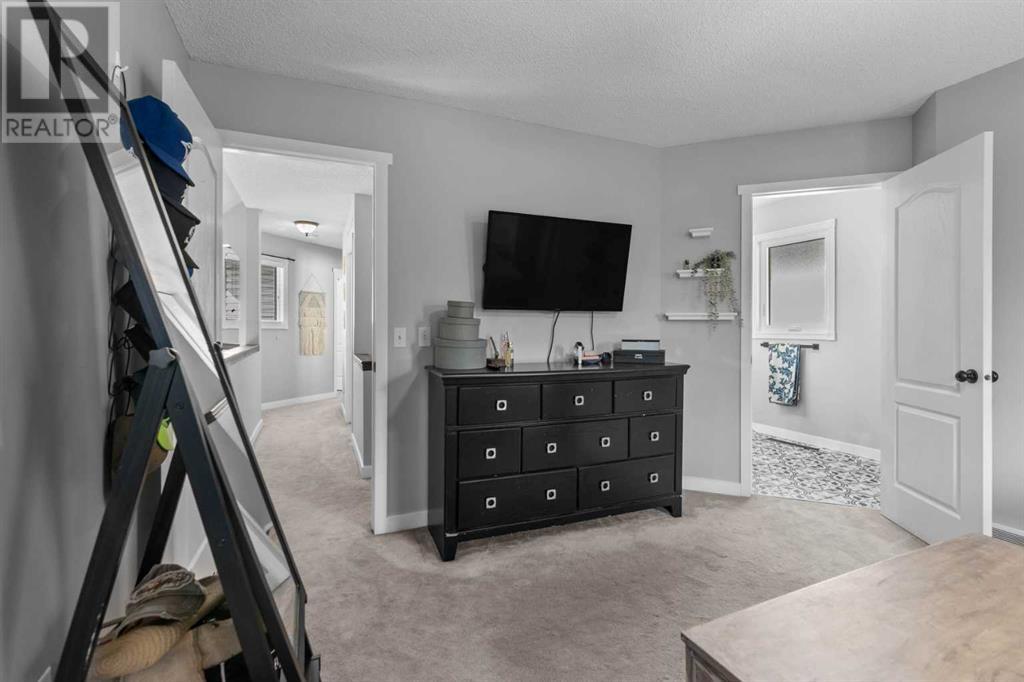 Single Family House for Sale in  Douglas Ridge Close SE Douglasdale/Glen Calgary 