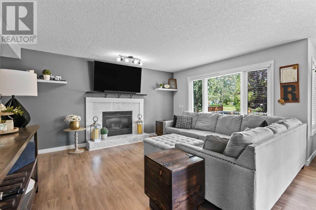 Single Family House for Sale in  Douglas Ridge Close SE Douglasdale/Glen Calgary 