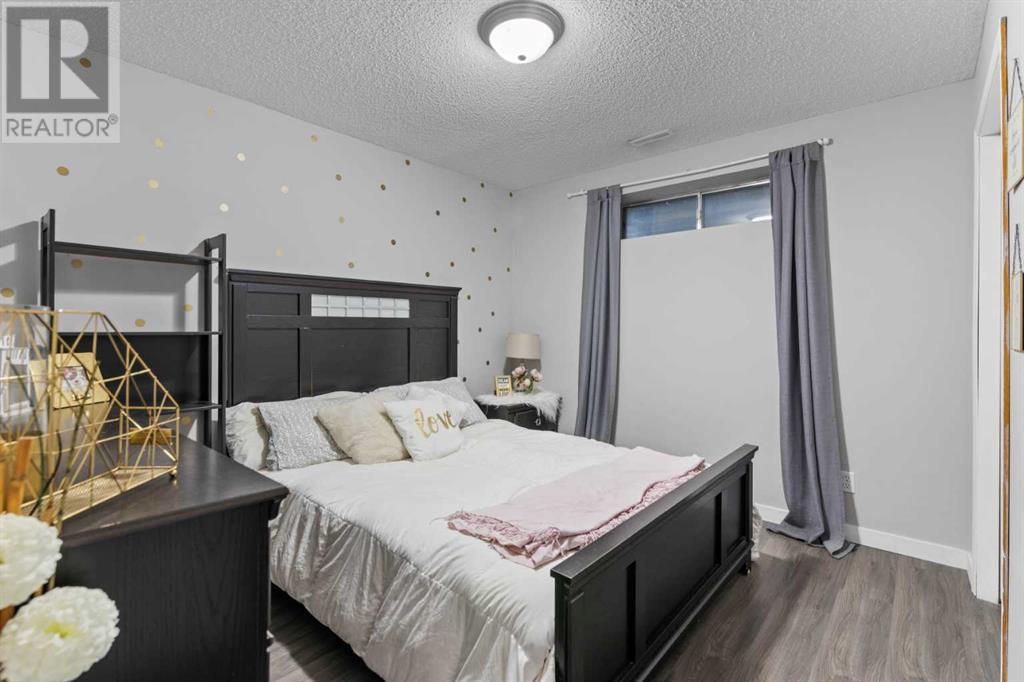 Single Family House for Sale in  Douglas Ridge Close SE Douglasdale/Glen Calgary 