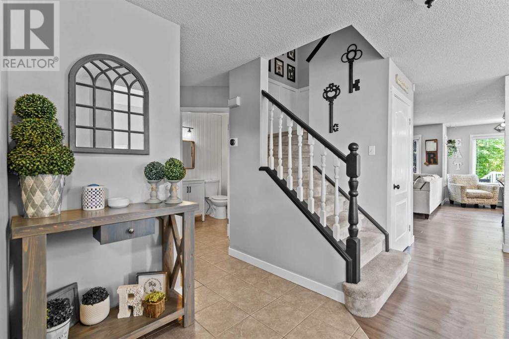Single Family House for Sale in  Douglas Ridge Close SE Douglasdale/Glen Calgary 