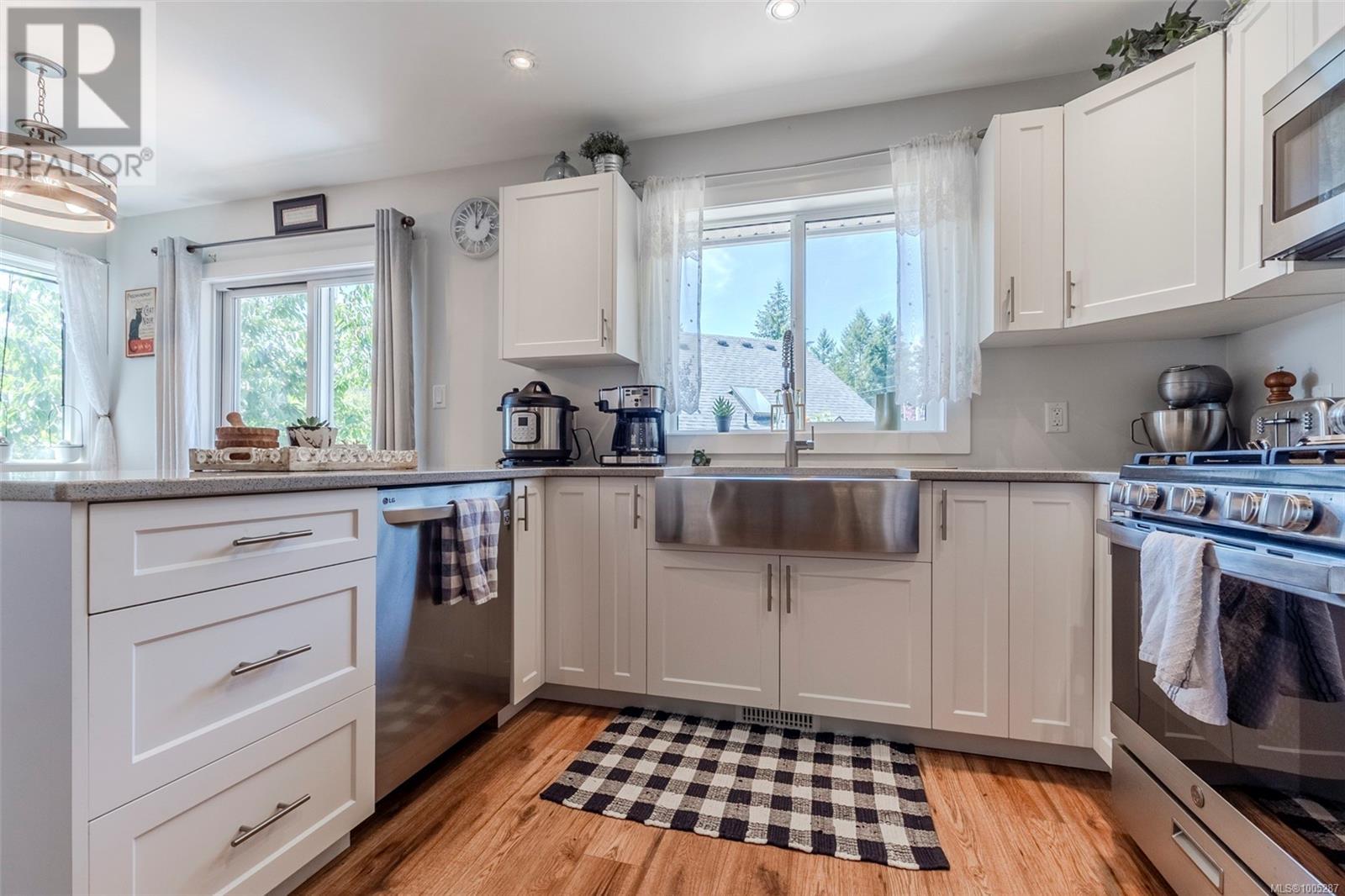Photo 10 of 245 Lake Park Rd, Lake Cowichan BC