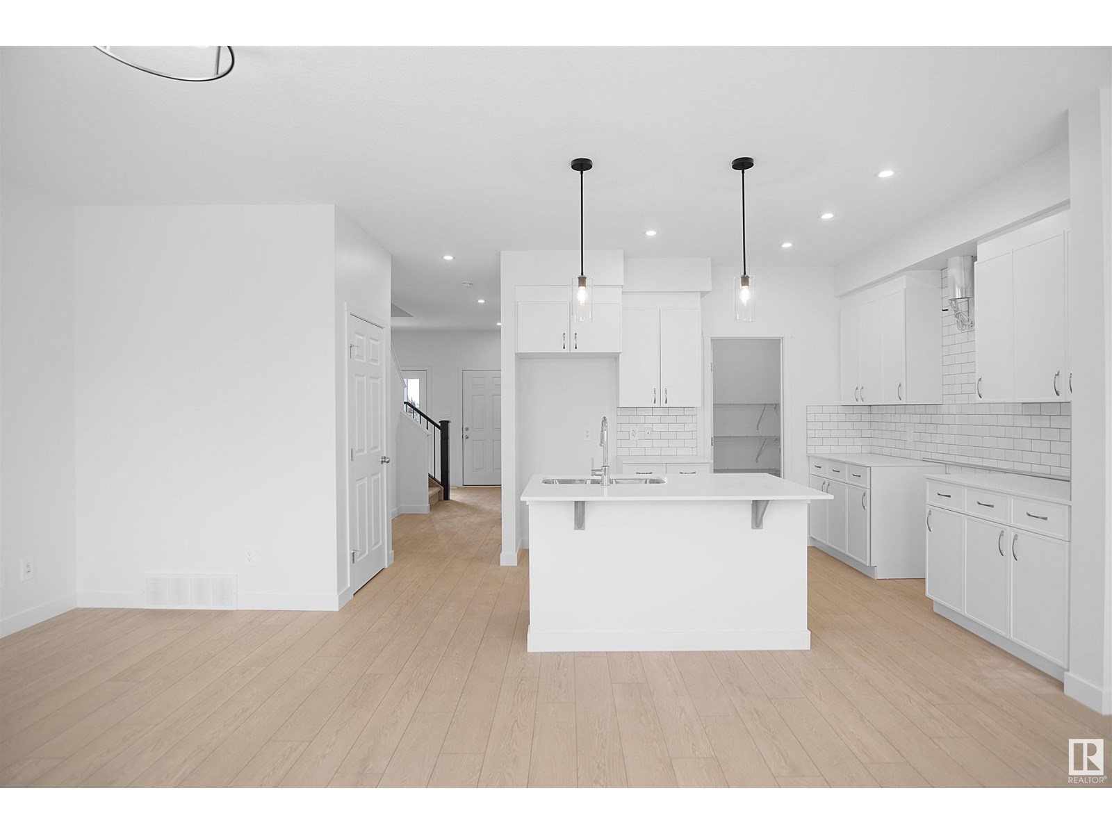 Photo 10 of 4643 Kinsella Ld Sw, Edmonton AB