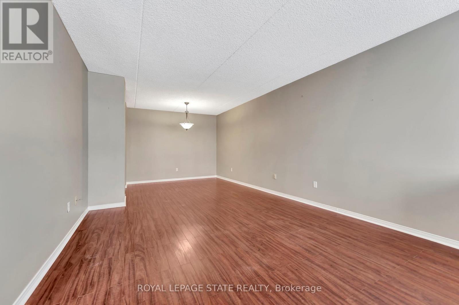 Photo 11 of 101 500 Silverbirch Boulevard, Hamilton ON