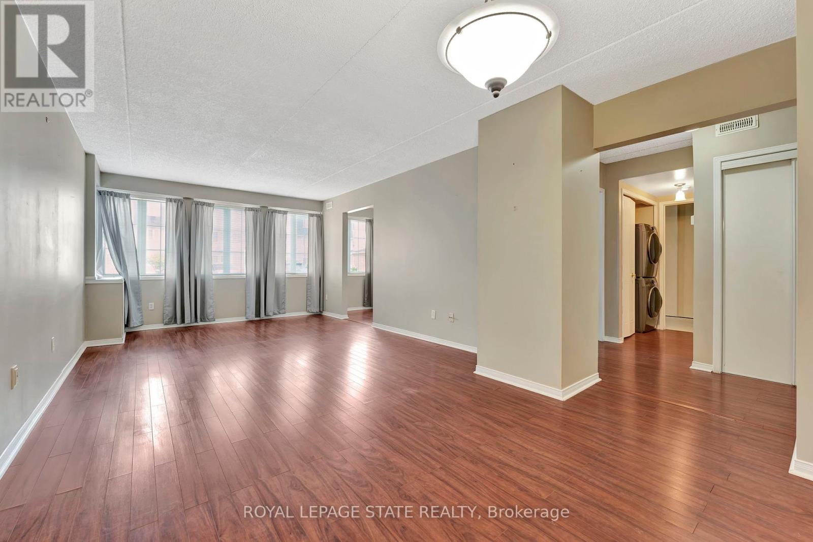 Photo 8 of 101 500 Silverbirch Boulevard, Hamilton ON