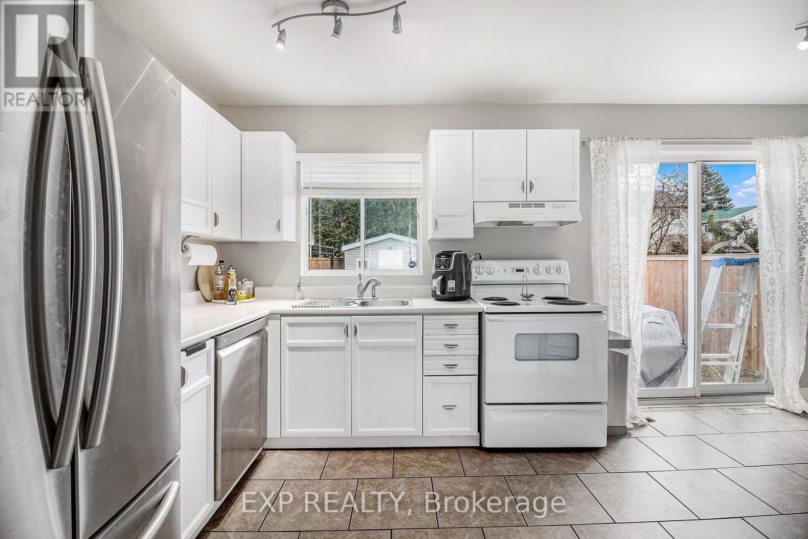 Photo 3 of 302 Cote Royale Crescent, Ottawa ON