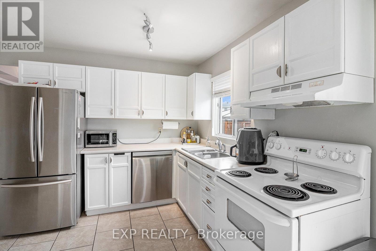 Photo 5 of 302 Cote Royale Crescent, Ottawa ON