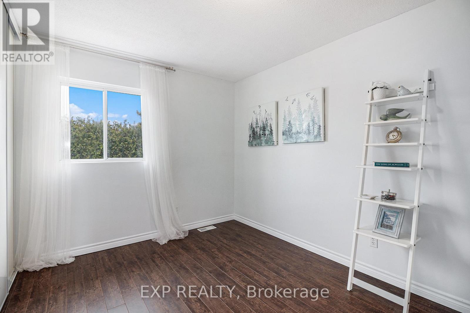 Photo 10 of 302 Cote Royale Crescent, Ottawa ON