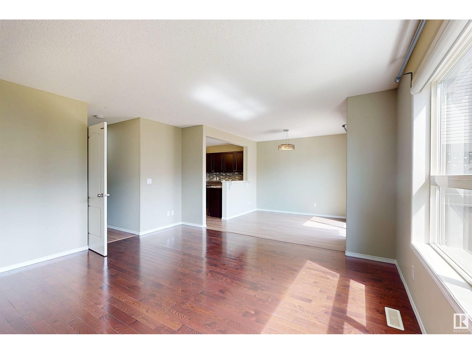 Photo 7 of 2931 26 Ave Nw, Edmonton AB