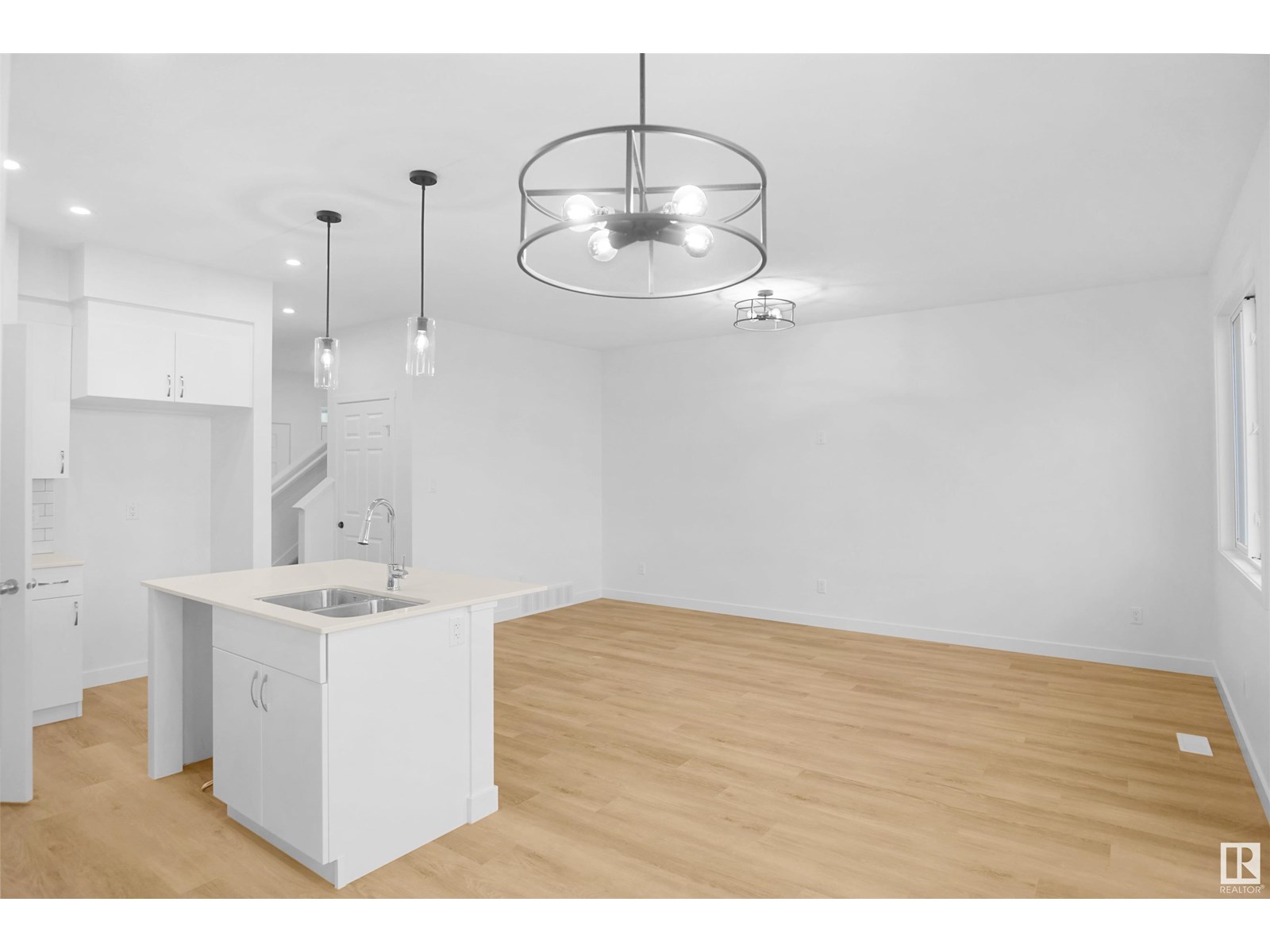 Photo 10 of 8735 183 Av Nw, Edmonton AB