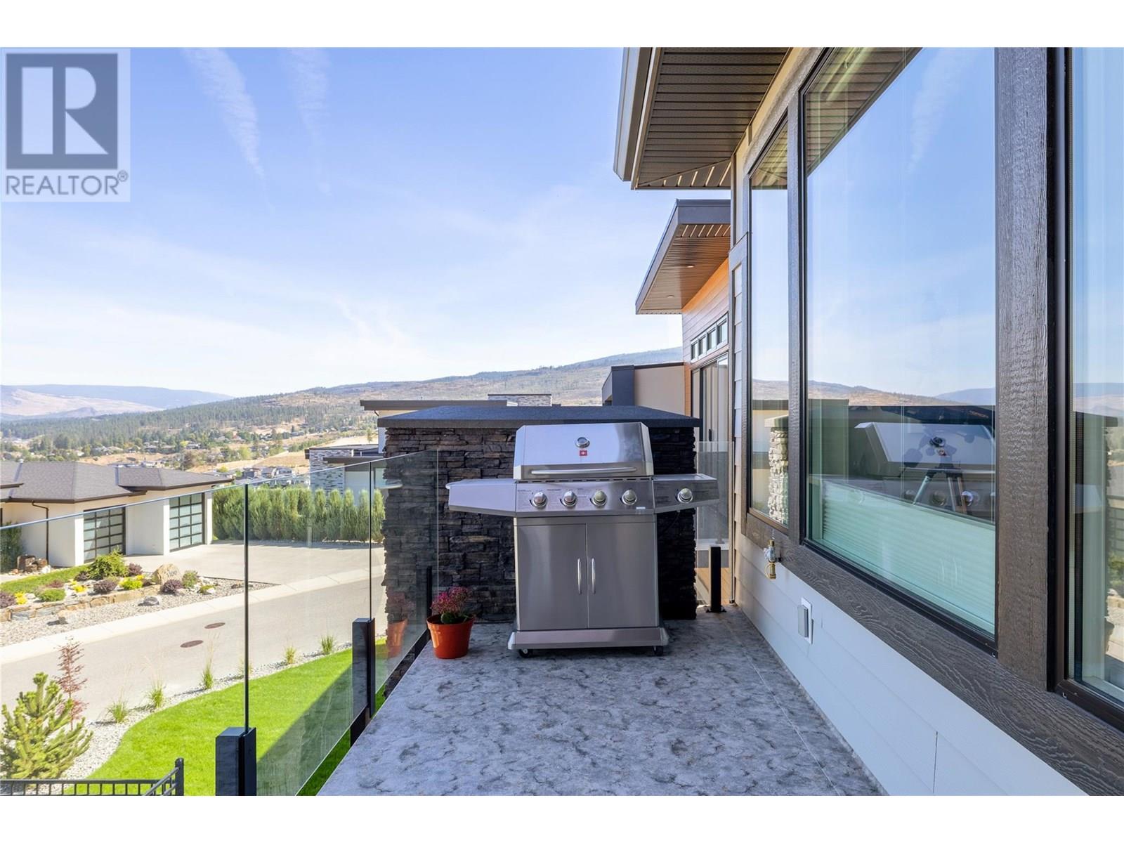 Photo 4 of 1088 Clarance Avenue, Kelowna BC