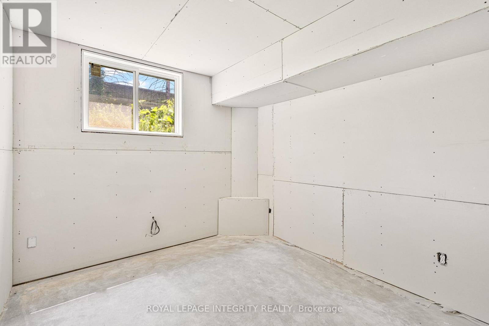 Photo 36 of 266 Currell Avenue, Ottawa ON