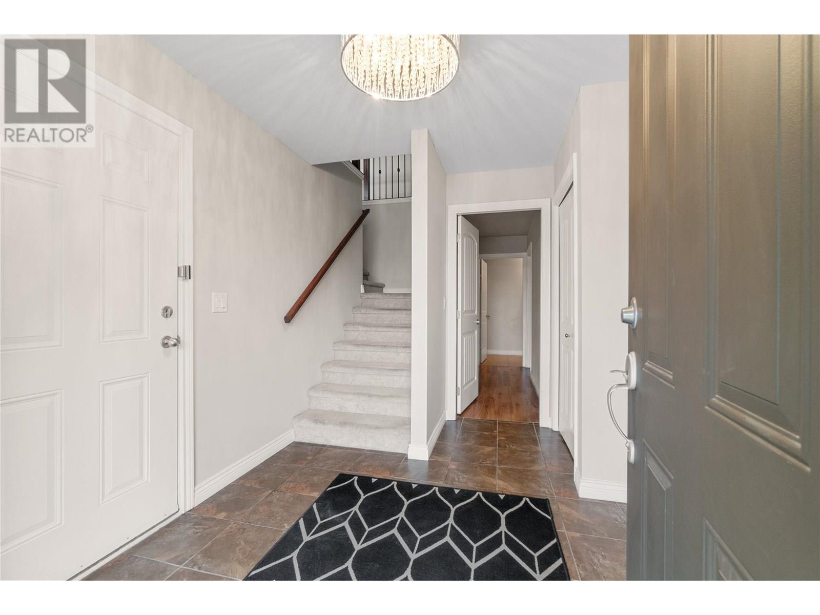  2042 Moonbeam Close, West Kelowna