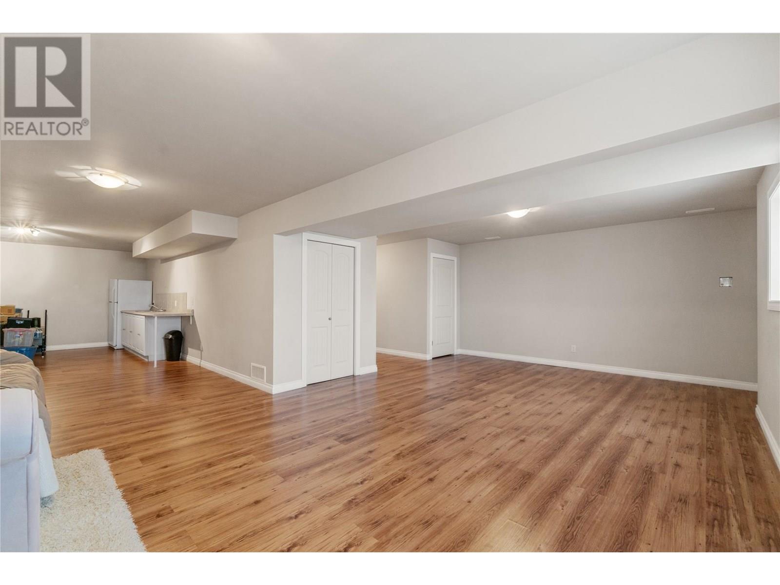  2042 Moonbeam Close, West Kelowna