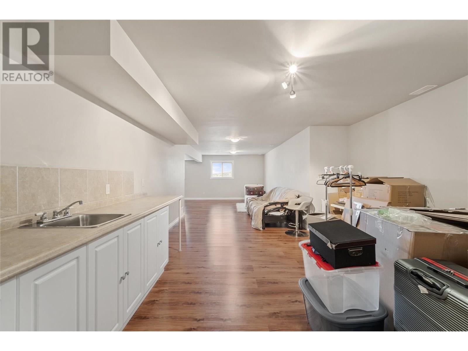  2042 Moonbeam Close, West Kelowna