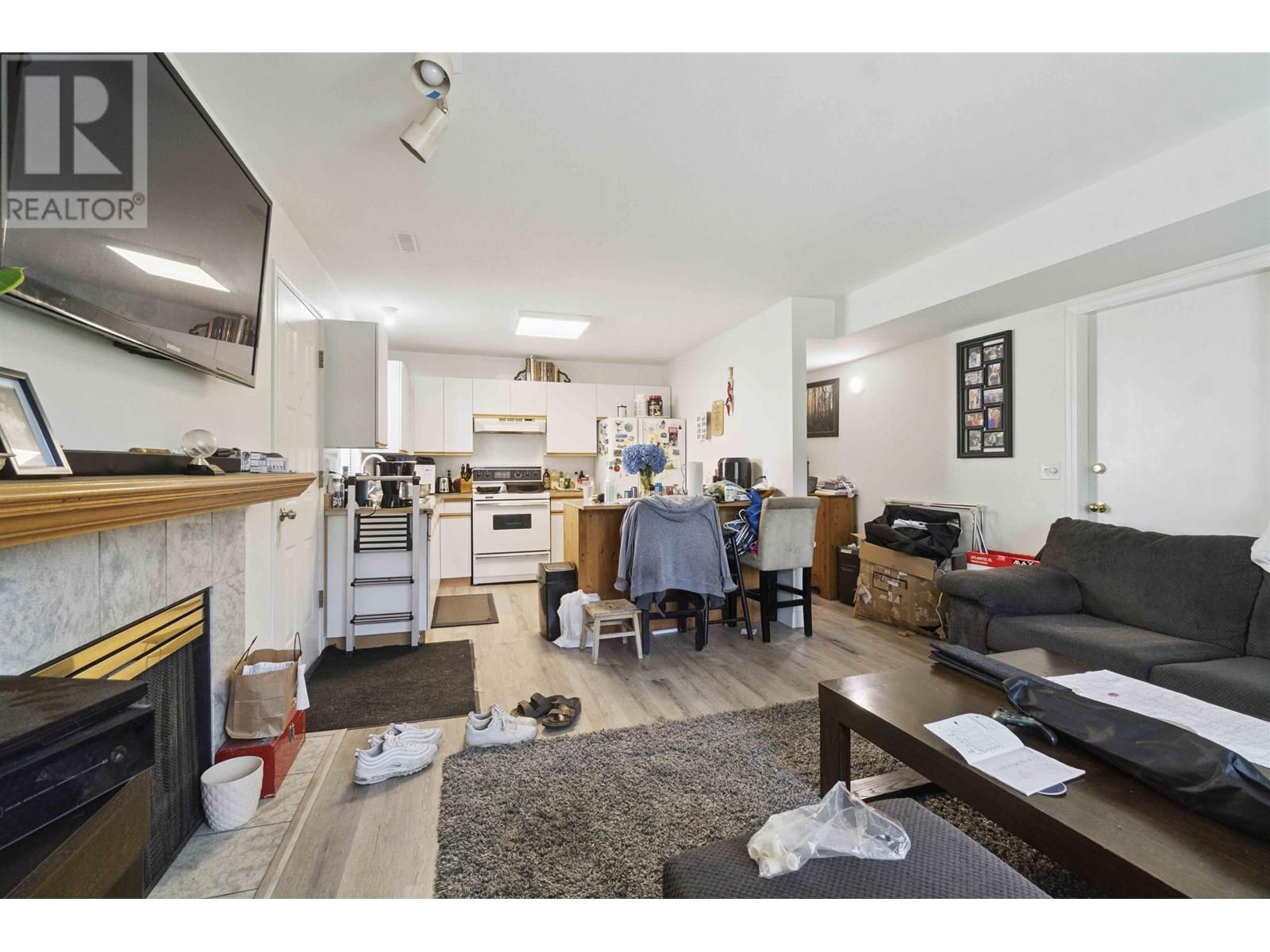 Photo 4 of 2569 Davies Avenue, Port Coquitlam BC