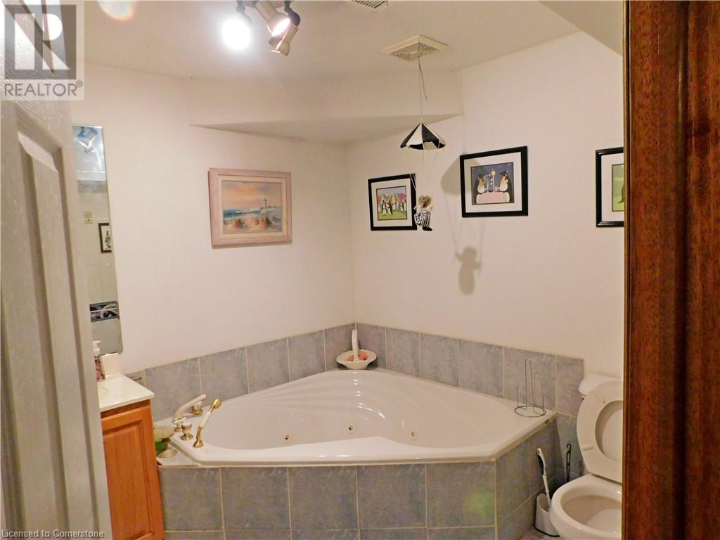 Photo 34 of 4916 Thirty Road N, Beamsville ON