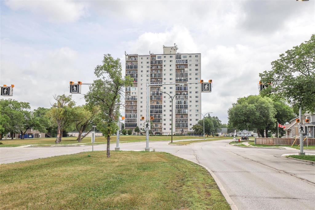Photo 24 of 14 F 1975 Corydon Avenue, Winnipeg MB