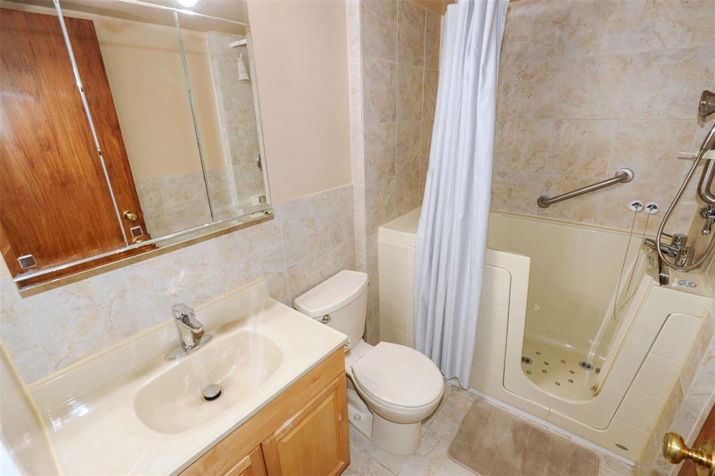 Photo 7 of 14 F 1975 Corydon Avenue, Winnipeg MB