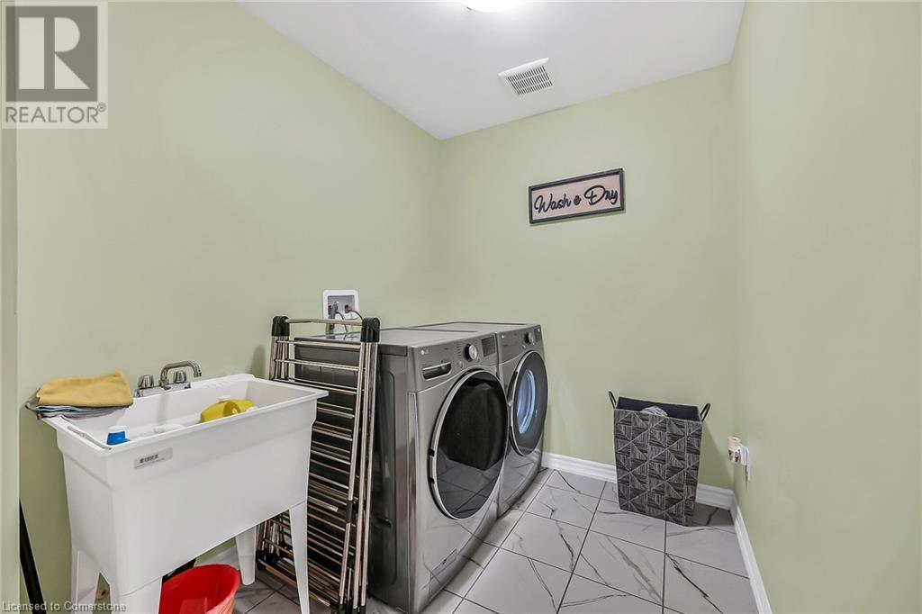 Photo 33 of 67 Malcolm Crescent, Caledonia ON